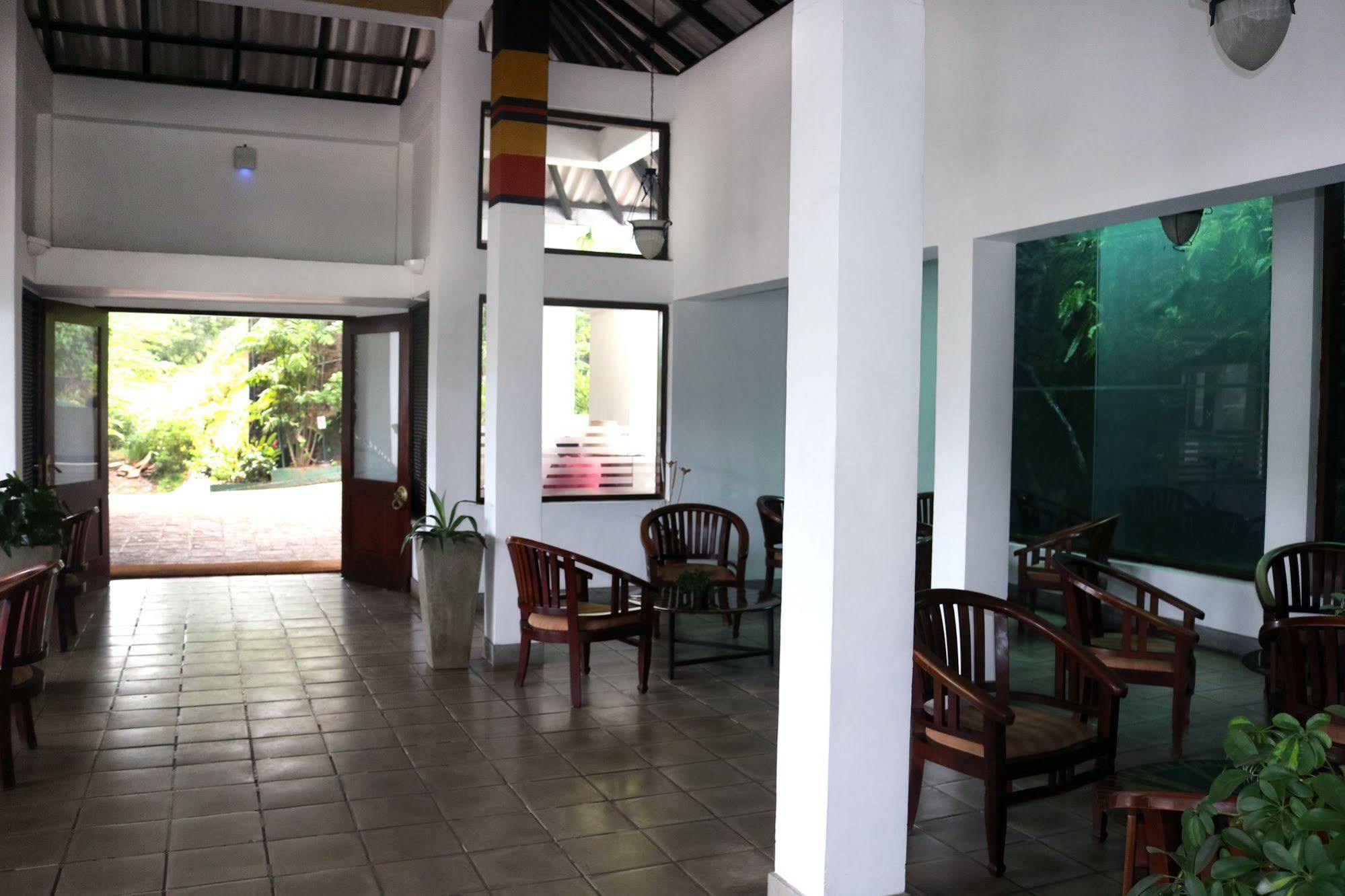 Hotel Hilltop Kandy Exteriör bild