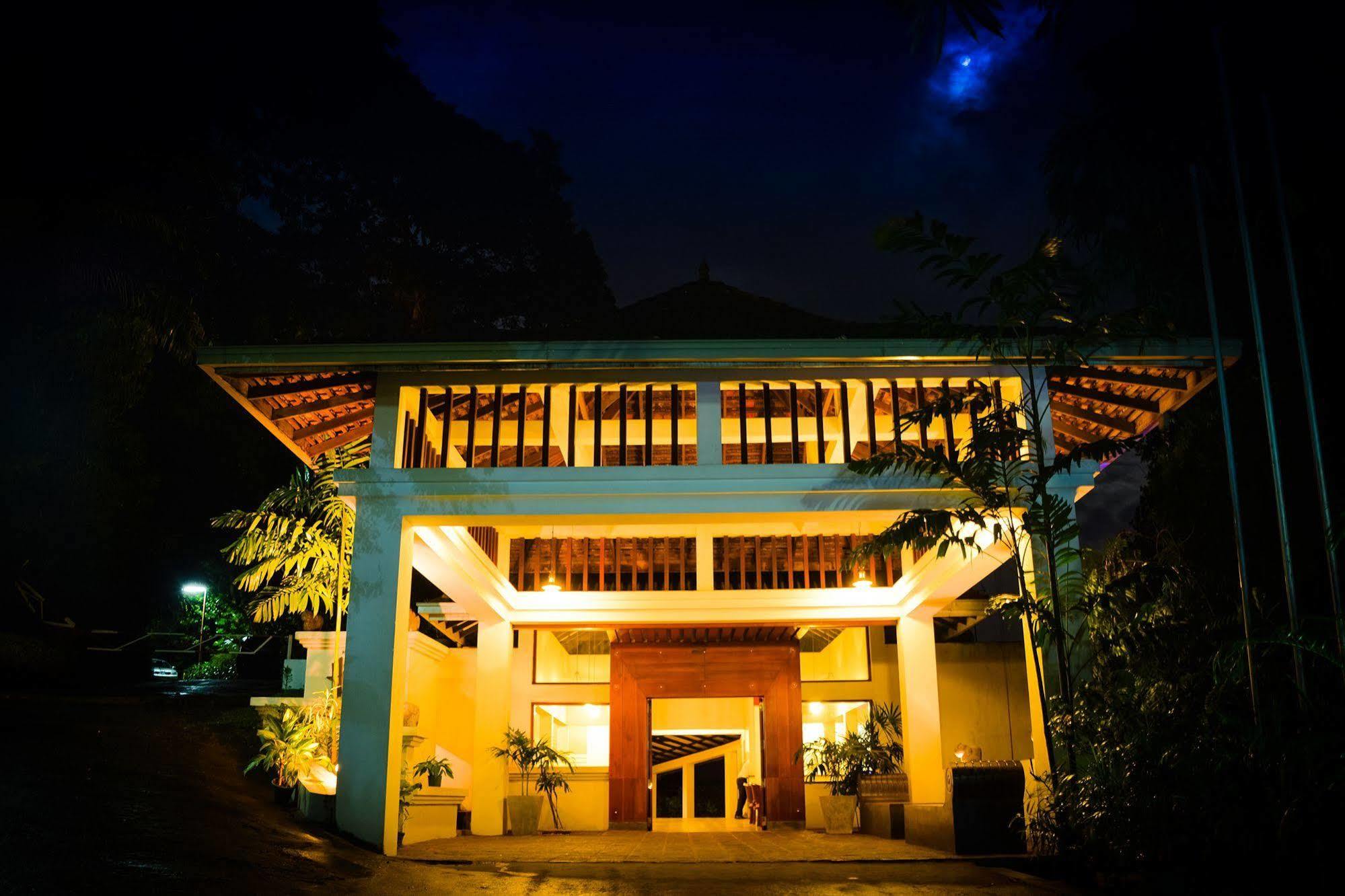 Hotel Hilltop Kandy Exteriör bild