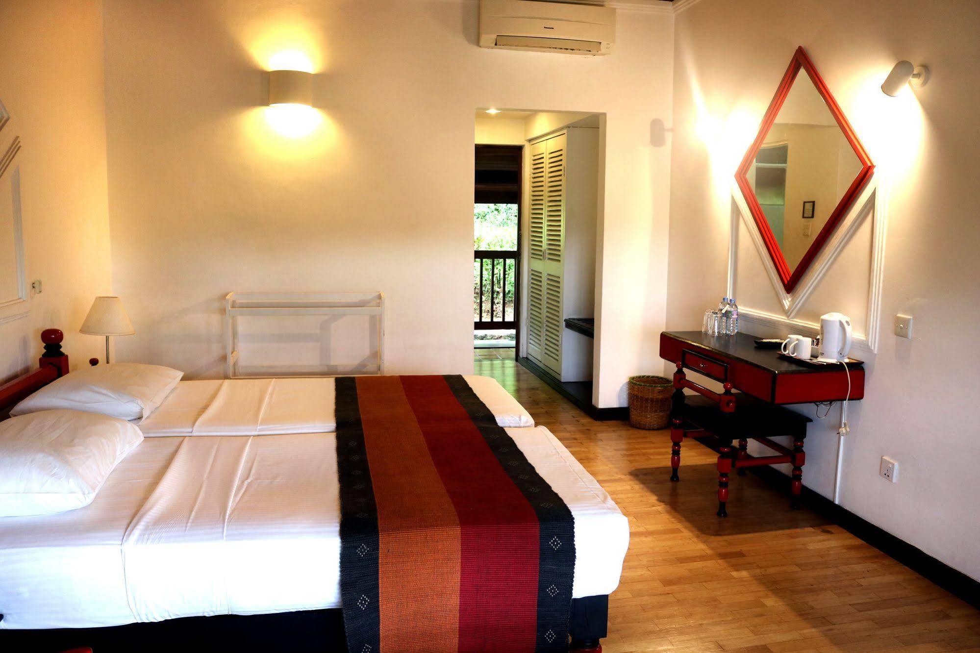 Hotel Hilltop Kandy Exteriör bild